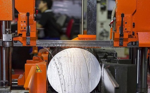 峡江立式金属带锯床切削出现跑带故障解决方法！